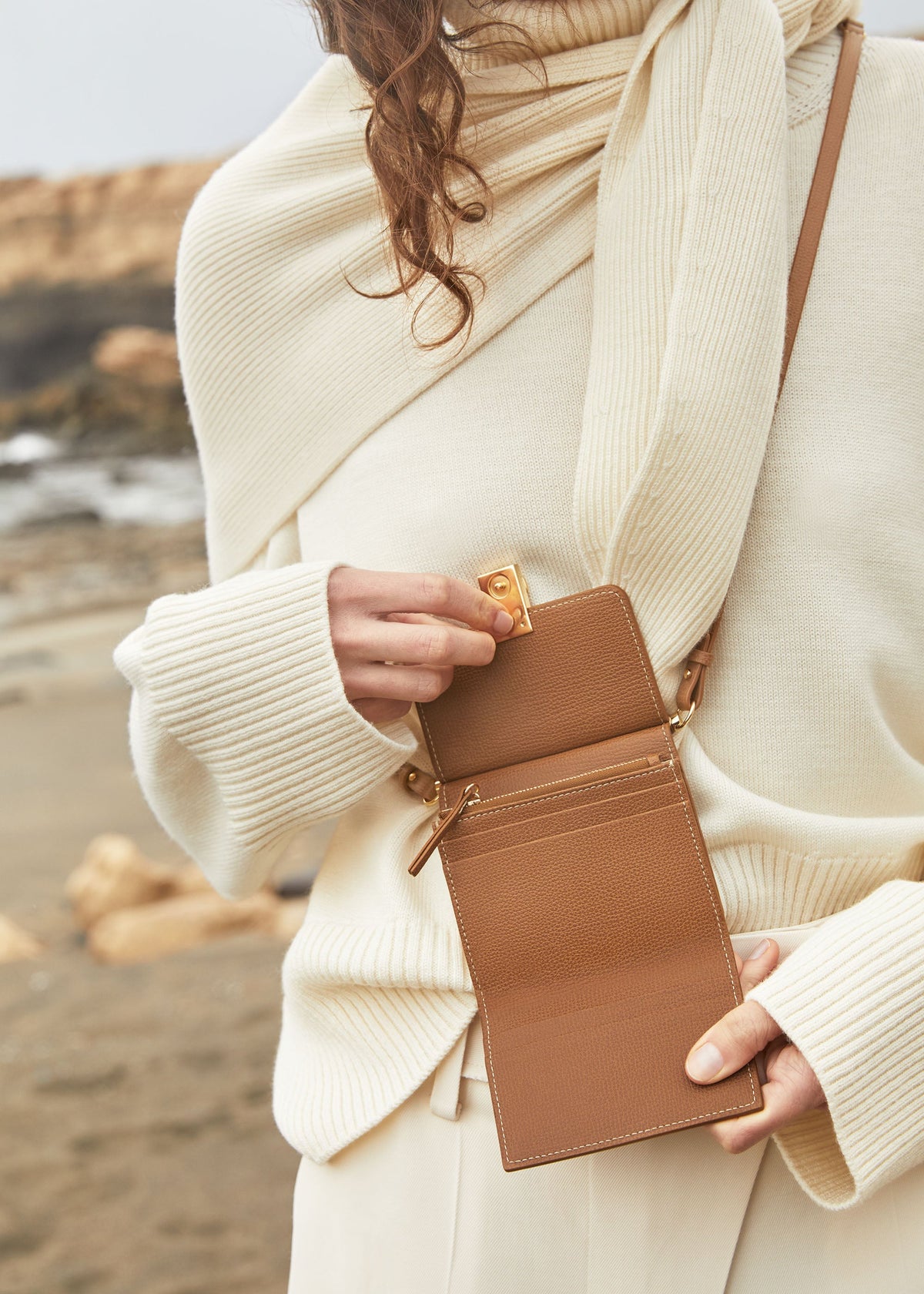 Crossbody Portemonnaie Numéro Sept - Camel Genarbtes Leder